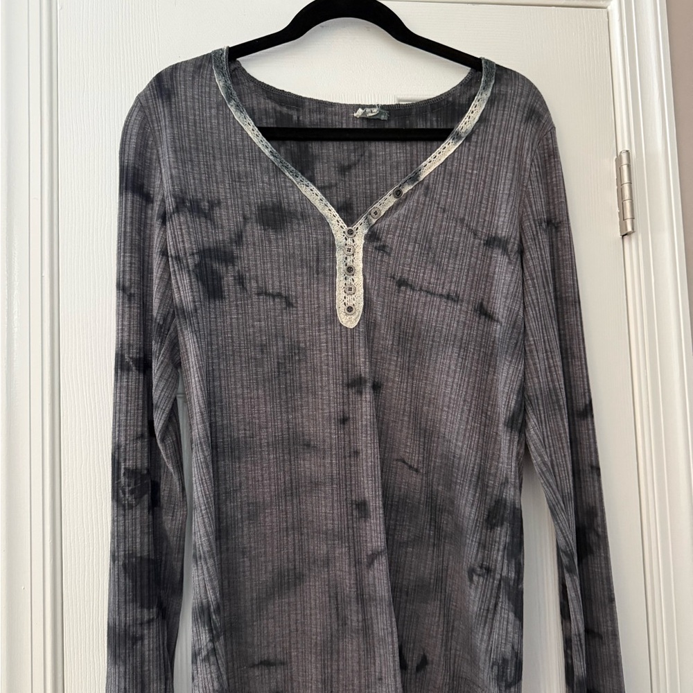 Bloomingdale's Black and Gray Tie-Dye Long Sleeve Top